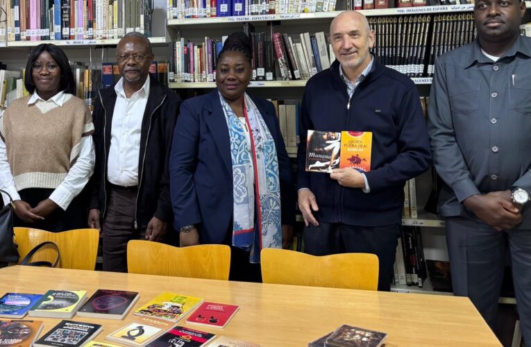 Embaixada entrega livros de autores angolanos a instituição espanhola