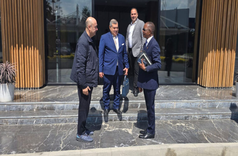 EMBAIXADOR DE ANGOLA NO EGIPTO VISITA FÁBRICA DE PRODUÇÃO DE MEDICAMENTOS