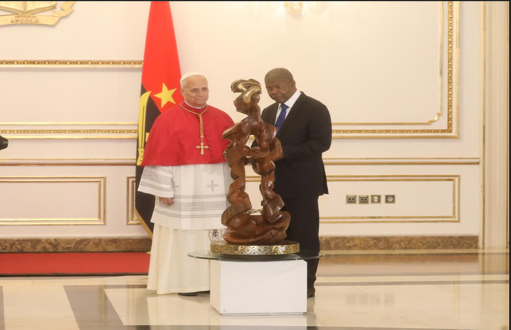 João Lourenço oferece ao Papa Leão XIV símbolo da união entre Angola e a Igreja