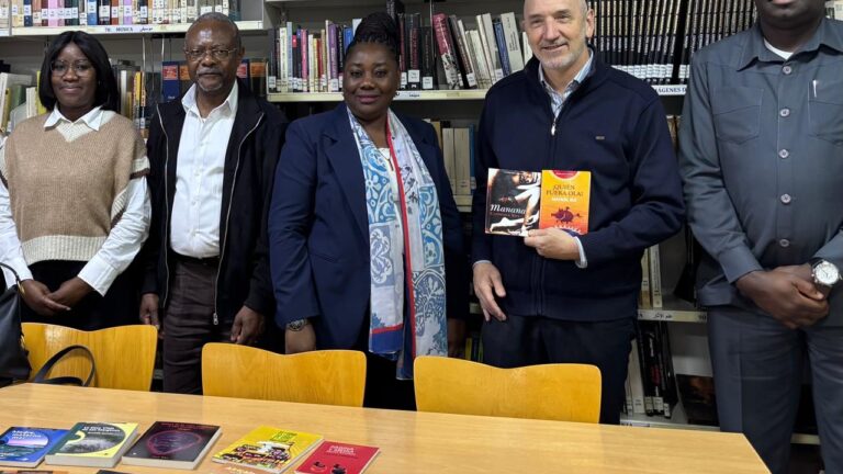 Embaixada entrega livros de autores angolanos a instituição espanhola