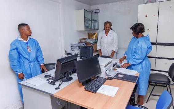 Familiares realizam exames para identificar ossadas encontradas no Cemitério do 14