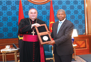 Chefe de Estado distinguido pelo Papa com a medalha “pontifical”