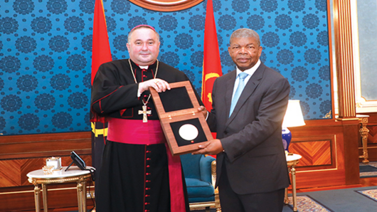 Chefe de Estado distinguido pelo Papa com a medalha “pontifical”
