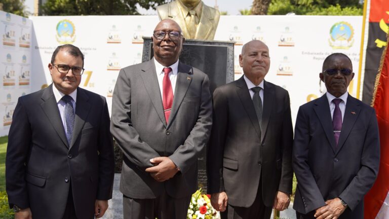 Primeiro presidente de Angola homenageado na Praça dos Heróis