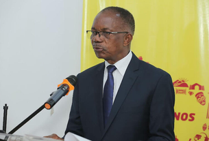 Embaixador de Angola visita fábrica de aço no Egipto