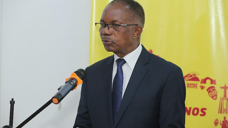 Embaixador de Angola visita fábrica de aço no Egipto